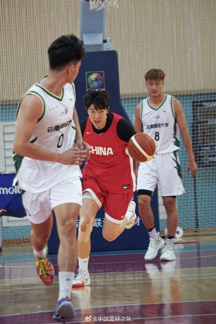 中国女篮昨日与云南财大男篮进行教学赛 最终以95比86取胜